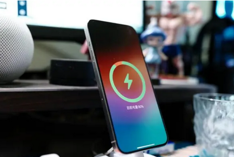 沙坡头苹果15换屏服务分享用什么充电器给iPhone15充电更好 